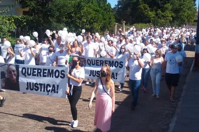 Uma manifestação na manhã deste domingo (19), em Barão, reuniu dezenas de amigos e familiares de Geovani Biancho, 42 anos. Ele morreu no dia 11, após ser agredido durante uma partida de futebol no interior de Carlos Barbosa. O agressor foi ouvido pela Polícia Civil no dia seguinte e liberado.<!-- NICAID(14971891) -->