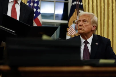 WASHINGTON, DC - JANUARY 20: President Donald Trump signs executive orders in the Oval Office on January 20, 2025 in Washington, DC. Trump takes office for his second term as the 47th president of the United States.   Anna Moneymaker/Getty Images/AFP (Photo by Anna Moneymaker / GETTY IMAGES NORTH AMERICA / Getty Images via AFP)<!-- NICAID(15957871) -->