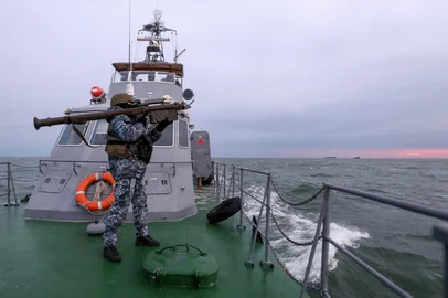 (FILES) A Ukrainian serviceman holds a MANPADS (Man-Portable Air-Defence Systems) "Stinger" anti-aircraft weapon while scanning for possible air targets, onboard a Maritime Guard of the State Border Service of Ukraine boat as it patrols in the northwestern part of the Black Sea on December 18, 2023, amid the Russian invasion of Ukraine. Russia and Ukraine accused each other on March 26, 2025, of derailing a US-brokered deal -- announced a day earlier -- that could see the warring countries halt attacks on the Black Sea and against energy sites. Ukrainian President Volodymyr Zelensky denounced a barrage of more than 100 drones launched by Russia overnight, hours after Kyiv agreed to a framework for a halt in fighting in the key waterway. (Photo by Anatolii Stepanov / AFP)Editoria: WARLocal: Undisclosed locationIndexador: ANATOLII STEPANOVSecao: armed ForcesFonte: AFPFotógrafo: STF<!-- NICAID(16004162) -->