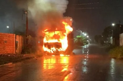 Ônibus queimado em Porto Velho como retaliação de facção criminosa a operação policial em Rondônia (14/1/25)