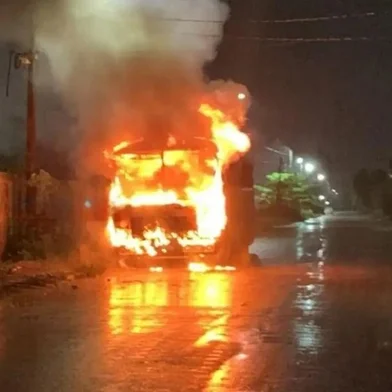 Ônibus queimado em Porto Velho como retaliação de facção criminosa a operação policial em Rondônia (14/1/25)