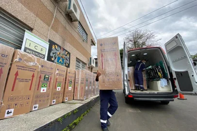 EM BAIXA- Instituto Cultural Floresta (ICF) entregou nesta sexta-feira mais 45 unidades, compradas graças a doações obtidas em menos de uma semana de arrecadação. A entrega oficial está sendo agora no Batalhão da Polícia de Choque.<!-- NICAID(14739146) -->