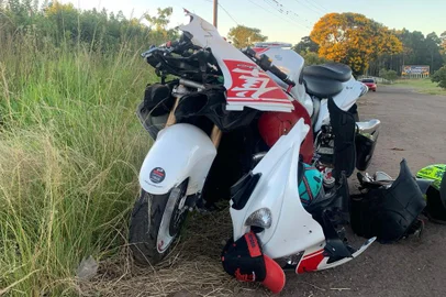 Duas pessoas ficaram gravemente feridas em um acidente envolvendo uma camionete e uma moto, na RS-153, em Passo Fundo<!-- NICAID(15392590) -->