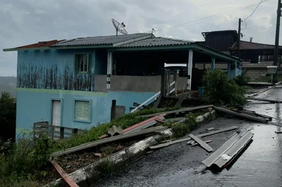 Pelo menos oito casas ficaram danificadas após a forte chuva que atingiu Flores da Cunha na tarde desta quinta-feira (5). Também houve registro de árvores caídas nas vias. Ninguém ficou ferido. De acordo com a estação climatológica do município, foram registrados 68,3 milímetros de precipitação em um curto período de tempo.<!-- NICAID(16239110) -->