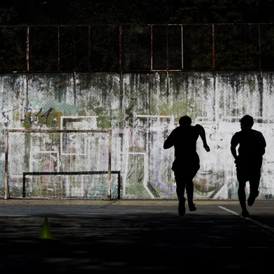 Porto Alegre, RS, Brasil, 13-05-2025: Jovens que cumprem medida socioeducativa durante prática esportiva no CASE PC - Centro de Atendimento Socioeducativo Padre Cacique, na Fase. Foto: Mateus Bruxel / Agência RBSIndexador: MATEUS BRUXEL<!-- NICAID(16037625) -->