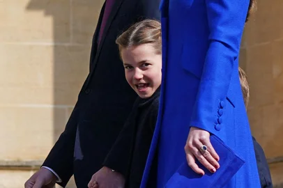 Britain's Prince William, Prince of Wales (L), Britain's Catherine, Princess of Wales (R), Britain's Princess Charlotte of Wales (C) and Britain's Prince Louis of Wales (obscured) arrive for the Easter Mattins Service at St. George's Chapel, Windsor Castle on April 9, 2023. (Photo by Yui Mok / POOL / AFP)<!-- NICAID(15398615) -->