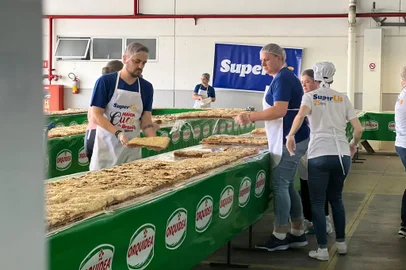 Cuca de 1,6 toneladas feita no município de Agudo conquista recorde no país - Foto: Joey Guedes/Divulgação<!-- NICAID(15490179) -->