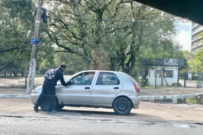 Flanelinha aborda veículo na Avenida Augusto de Carvalho, próximo ao Parque Harmonia<!-- NICAID(15210993) -->