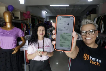 PORTO ALEGRE, RS, BRASIL, 24-10-2025: A lojista Eloísa Martins e a criadora do Perifa Tech, Roberta Capitão (D), que desenvolve a ferramenta de IA usada através do WhatsApp para ajudar outras empreendedoras no bairro Restinga. Roberta participará da ExpoFavela 2025 com o projeto. Foto: Mateus Bruxel/Agência RBSIndexador: MATEUS BRUXEL<!-- NICAID(16153441) -->