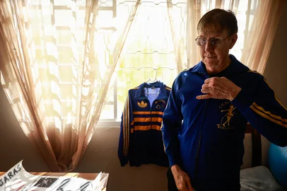 PORTO ALEGRE, RS, BRASIL, 12-09-2025: Fotos para a matéria sobre a história do clube de patinação Tangarás, o primeiro clube de patinação artística do Estado do Rio Grande do Sul. Leandro Dias, ex-aluno. é uma espécie de guardião da memória do grupo, guarda reportagens, cartazes, medalhas e fotografias da época. Foto: André Ávila/Agência RBSIndexador: Andre Avila<!-- NICAID(16125546) -->
