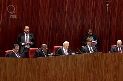 Começou às 19h15min desta terça-feira (13), a sessão plenária do Tribunal Superior Eleitoral (TSE) que vai julgar duas ações que questionam o uso das imagens dos atos do 7 de Setembro pela campanha do candidato à reeleição Jair Bolsonaro (PL).<!-- NICAID(15205231) -->