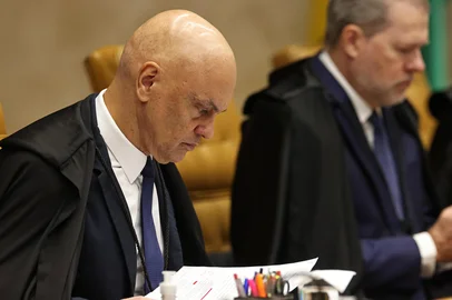 Alejandro Zambrana / STF/Divulgação BRASÍLIA, DF, BRASIL, 15-09-2026: O plenário do Supremo Tribunal Federal (STF) se reúne nesta terça-feira (15) para analisar relatório sobre a ligação do ministro Alexandre de Moraes com o banqueiro Daniel Vorcaro, ex-dono do Banco Master, e decidir se o ministro será investigado. Na corte, espera-se que as tensões cheguem ao ápice, sem espaço para pacificação. Ao iniciar a sessão, o presidente do STF, Edson Fachin, mencionou o período difícil pelo qual passa a corte e destacou que o Supremo não deve julgar pessoas, mas, sim, fatos. "A decisão pertence ao plenário, não a um ministro individualmente", declarou. O procurador Paulo Gonet, que foi citado por Vorcaro em mensagens, também participa da sessão. Na foto, ministro Alexandre de Moraes. Foto: Alejandro Zambrana/STF/DivulgaçãoIndexador: Antonio Augusto<!-- NICAID(16365908) -->