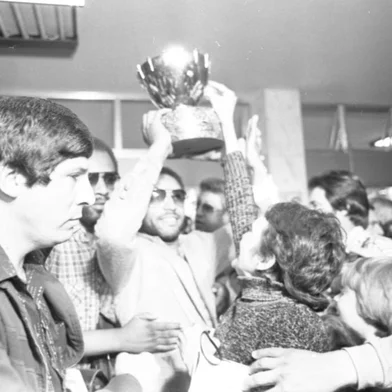 Jogador André Luís.Chegada dos jogadores do Internacional após conquista do Torneio Joan Gamper.Jogadores, vindos da Espanha, desembarcaram no Aeroporto Salgado Filho com a Taça e foram cercados por torcedores.-#ENVELOPE: 5272<!-- NICAID(15184758) -->