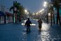 Hurricane Idalia Slams Into Florida's Gulf CoastTARPON SPRINGS, FLORIDA - AUGUST 30: Reporters wade through flood waters as it inundates the downtown area after Hurricane Idalia passed offshore on August 30, 2023 in Tarpon Springs, Florida. Hurricane Idalia is hitting the Big Bend area of Florida.   Joe Raedle/Getty Images/AFP (Photo by JOE RAEDLE / GETTY IMAGES NORTH AMERICA / Getty Images via AFP)Editoria: WEALocal: Tarpon SpringsIndexador: JOE RAEDLESecao: reportFonte: GETTY IMAGES NORTH AMERICAFotógrafo: CONTRIBUTOR<!-- NICAID(15525916) -->