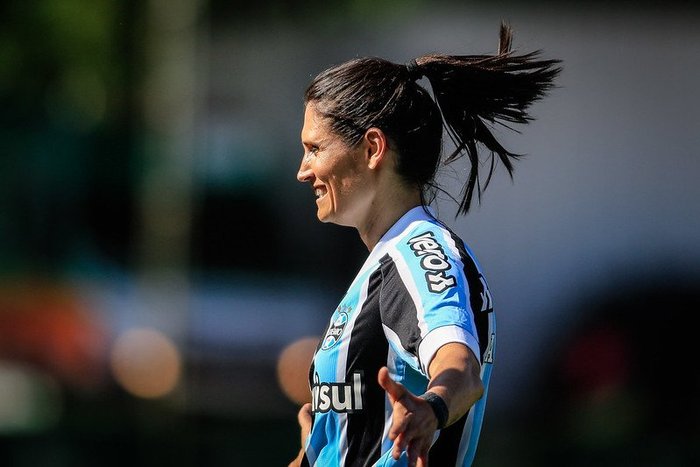 Ex-zagueira do Grêmio, Andréia Rosa anuncia aposentadoria do futebol