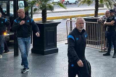 Mano Menezes no desembarque do Grêmio em Mendonza<!-- NICAID(16023029) -->
