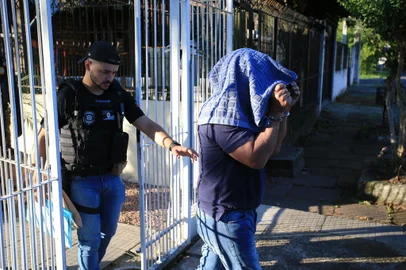 PORTO ALEGRE, RS, BRASIL - 12/12/2023 - Polícia Civil realiza ofensiva contra 16 criminosos envolvidos com o tráfico de drogasOperação tem como alvo dois pilotos de avião que eram responsáveis por trazer drogas do Paraguai ao Rio Grande do Sul. A ação é coordenada pela 2ª Delegacia de Polícia de Sapucaia do Sul. FOTO: RONALDO BERNARDI, AGÊNCIA RBS<!-- NICAID(15623069) -->