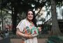 Dra. Rosângela lê trechos de seu livro desmotivacional: "Sonhe pequeno, fracasse com força"
