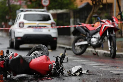 Porto Alegre, RS, Brasil, 12-10-2022: Acidente envolvendo duas motos e um carro com vítima fatal na esquina das ruas José de Alencar e Mucio Teixeira. Foto: Mateus Bruxel / Agência RBSIndexador: Mateus Bruxel<!-- NICAID(15233420) -->