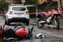 Porto Alegre, RS, Brasil, 12-10-2022: Acidente envolvendo duas motos e um carro com vítima fatal na esquina das ruas José de Alencar e Mucio Teixeira. Foto: Mateus Bruxel / Agência RBSIndexador: Mateus Bruxel<!-- NICAID(15233420) -->