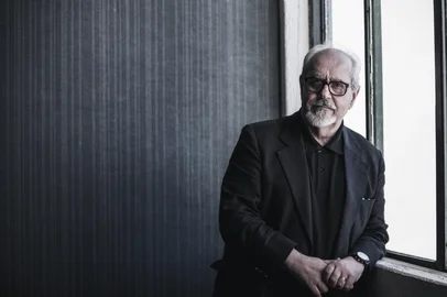 PORTO ALEGRE, RS, BRASIL - 14/03/2019Luiz Antonio de Assis Brasil, escritor e professor há quase quatro décadas da mais antiga e tradicional oficina literária do Estado, está lançando, pela Companhia das Letras, um manual de escrita de ficção. O livro está já em primeiro lugar nas pré-vendas nos sites de compras online. Assis está sistematizando no livro tanto sua própria abordagem da ficção quanto reflexões feitas ao longo desses quase 40 anos como professor de escrita criativa.<!-- NICAID(13996371) -->
