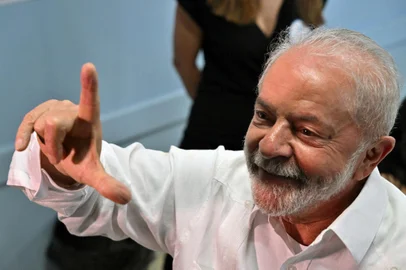Brazilian former President (2003-2010) and candidate for the leftist Workers Party (PT) Luiz Inacio Lula da Silva flashes the L (for Lula) sign after casting his vote during the presidential run-off election, at a polling station in Sao Paulo, Brazil, on October 30, 2022. - After a bitterly divisive campaign and inconclusive first-round vote, Brazil elects its next president in a cliffhanger runoff between far-right incumbent Jair Bolsonaro and veteran leftist Luiz Inacio Lula da Silva. (Photo by NELSON ALMEIDA / AFP)Editoria: POLLocal: Sao PauloIndexador: NELSON ALMEIDASecao: electionFonte: AFPFotógrafo: STF<!-- NICAID(15249879) -->