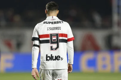 Sao Paulo's Jonathan Calleri enters the field wearing a shirt in tribute to the late Uruguay's Nacional football player Juan Manuel Izquierdo before the Copa do Brasil football match between Sao Paulo and Atletico Mineiro in Sao Paulo, Brazil, on August 28, 2024. Uruguayan footballer Juan Izquierdo of the Nacional club died in Brazil on August 27, five days after collapsing from a heart attack during a match against Sao Paolo, his team announced. (Photo by Miguel SCHINCARIOL / AFP)<!-- NICAID(15853123) -->