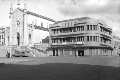 Fachada das Lojas Magnabosco anos 1940. <!-- NICAID(16132684) -->