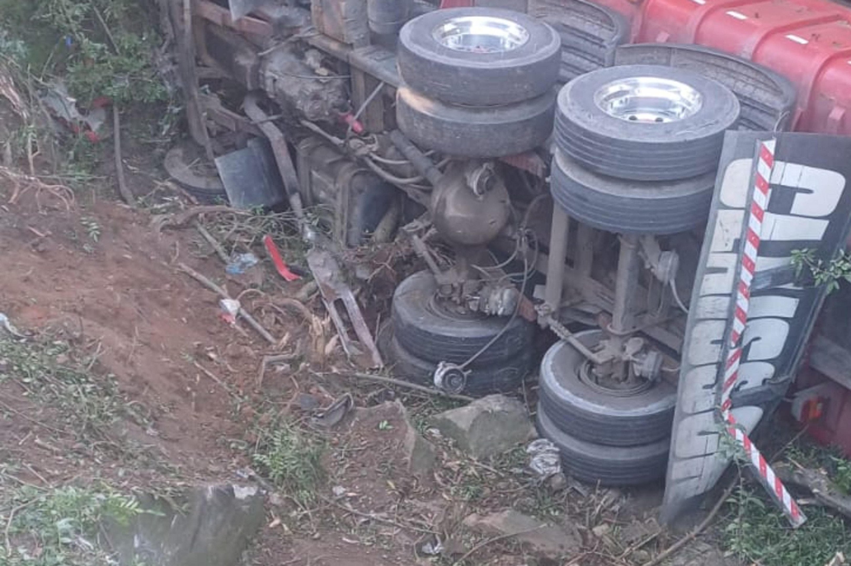 Acidente entre carro e caminh&atilde;o deixa um ferido na BR-293 em Cap&atilde;o do Le&atilde;o