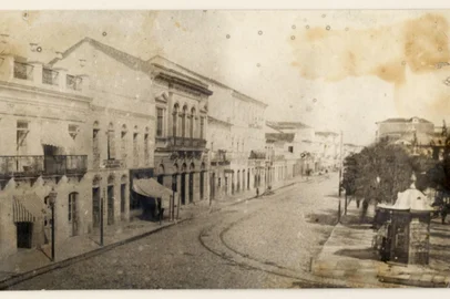 Rua da Praia, trecho junto à praça da Alfândega, no início do século 20<!-- NICAID(15890719) -->