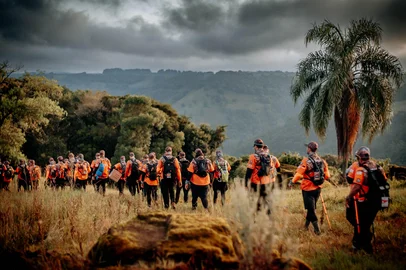 Conheça os Legendários, movimento cristão voltado para homens e que está atraindo adeptos na SerraUm movimento cristão para homens, criado na Guatemala em 2015, está se expandindo pelo Brasil e tem atraído adeptos na Serra gaúcha. A proposta dos chamados Legendários é de que os participantes vivam uma experiência transformadora, a partir de uma imersão de 72 horas em meio à natureza. Em Caxias do Sul, estima-se que pelo menos 60 moradores já tenham sido mobilizados.<!-- NICAID(16004450) -->