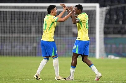 Brazil's forward #10 Pedro Silva celebrates with teammate Brazil's forward #19 Ricardo Mathias after scoring a goal during the 2025 South American U-20 football championship final round match between Brazil and Chile at the José Antonio Anzoátegui stadium in Puerto La Cruz, Anzoategui state, Venezuela on February 16, 2025. (Photo by Juan BARRETO / AFP)<!-- NICAID(15977620) -->