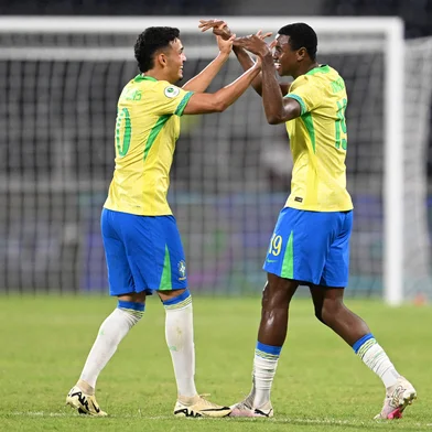 Brazil's forward #10 Pedro Silva celebrates with teammate Brazil's forward #19 Ricardo Mathias after scoring a goal during the 2025 South American U-20 football championship final round match between Brazil and Chile at the José Antonio Anzoátegui stadium in Puerto La Cruz, Anzoategui state, Venezuela on February 16, 2025. (Photo by Juan BARRETO / AFP)<!-- NICAID(15977620) -->