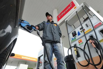 SANTA MARIA , RS , BRASIL , 02/11/2015a equipe do Diário percorreu 25 postos de gasolina. Na foto, o menor preço encontrado entre os postos de combustível: R$ 3,428. FOTO JEAN PIMENTEL / AGÊNCIA RBS, ECONOMIA