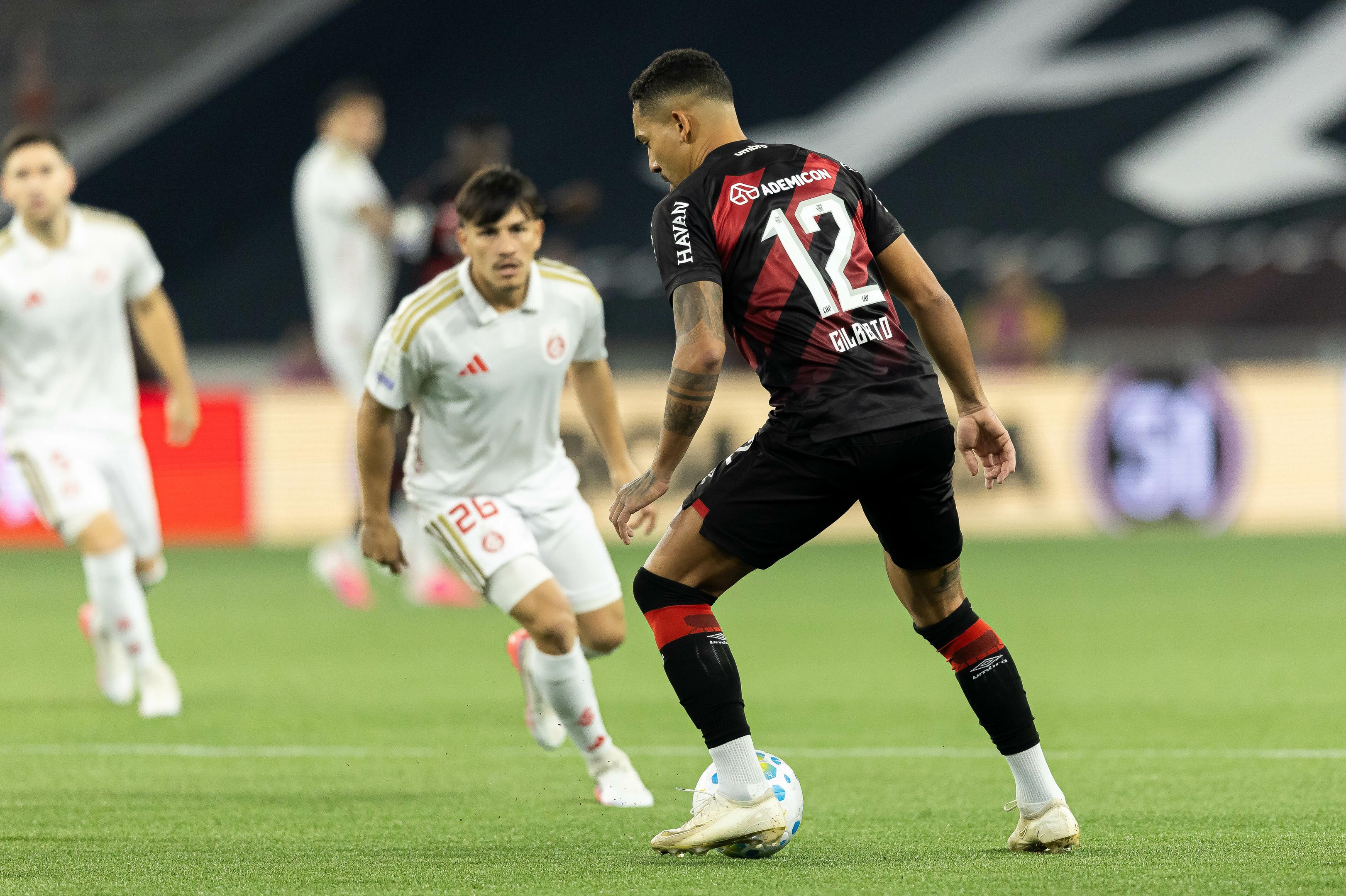Athletico-PR vence Inter e complica time gaúcho no Z-4