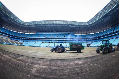 Lucas Uebel / Gremio.net Visando melhorar as condições do campo de jogo da Arena para a temporada de 2026, o Grêmio inicia, nesta quarta-feira (10), a troca total do gramado. A previsão é de que os trabalhos de instalação da nova grama se estendam até o próximo dia 19 de dezembro.Indexador: Lucas UebelFonte: Gremio.netFotógrafo: Gremio <!-- NICAID(16184429) -->
