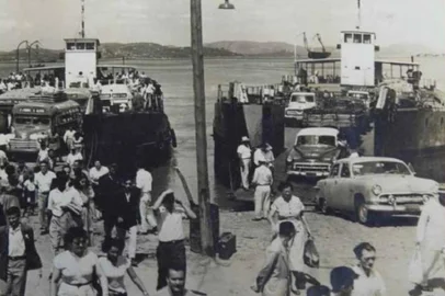 Em 1947, atracadouro das barcas na Vila Assunção, em Porto Alegre.<!-- NICAID(15069877) -->