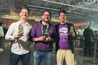 Além de conhecimento, a Gramado Summit é um espaço para negócios, principalmente para startups que buscam novos investidores. Pensando nisso, a Arena New Ventures ofereceu a oportunidade dos CEO's apresentarem seus negócios através da Batalha das Startups. Nesta sexta-feira (6), a Clínica Experts foi apresentada como vencedora da ação, seguida da Meu Story TV e Guia da Alma. Na foto: Tiago de Oliveira (centro), CEO da campeã<!-- NICAID(16054074) -->