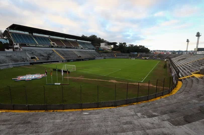 CAXIAS DO SUL, RS, BRASIL, 10/08/2024. SER Caxias x Ferroviário, jogo válido pela 17ª rodada  da Série C do Campeonato Brasileiro, realizado no estádio Centenário. O duelo é direto na briga contra o rebaixamento. (Bruno Todeschini/Agência RBS)Indexador: Bruno Todeschini<!-- NICAID(15837655) -->
