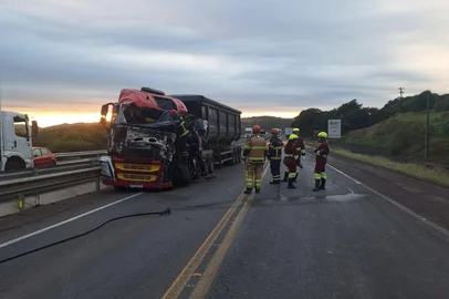 Motorista morre em colisão frontal entre caminhões na BR-386, em Soledade<!-- NICAID(16247386) -->