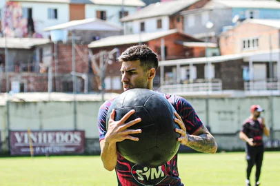 Treino do Caxias para a temporada de 2026. Na foto, o lateral-direito Thiago Ennes.<!-- NICAID(16174095) -->