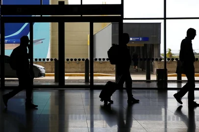 PORTO ALEGRE, RS, BRASIL, 04-03-2020: Movimentação de passageiros e trabalhadores no Aeroporto Internacional Salgado Filho. (Foto: Mateus Bruxel / Agência RBS)<!-- NICAID(14440145) -->
