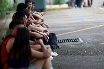 André Ávila / Agencia RBS PORTO ALEGRE, RS, BRASIL - 16-11-2025: Segundo dia de Enem, com provas de matemática, biologia, física e química. (Foto: André Ávila/ Agência RBS)Indexador: Andre Avila<!-- NICAID(16168289) -->