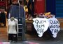 "Quem tem põe. Quem não tem tira", diz cartaz em mesa de doações em loja de Porto Alegre