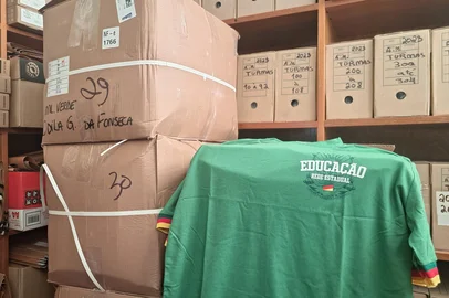 PORTO ALEGRE, 03-07-2025: Uniformes da rede pública estadual do Colégio Estadual Odila Gay da Fonseca. Foto: Gabriel Dias/Agência RBS<!-- NICAID(16072775) -->