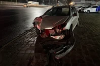 Carro colide em poste na BR-116<!-- NICAID(16088995) -->