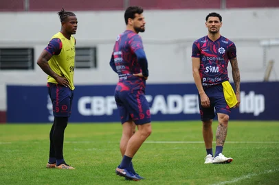 CAXIAS DO SUL, RS, BRASIL, 16/07/2025. Caxias realiza treinamento no Estádio Centenário na preparação para enfrentar o Náutico pela 13ª rodada da Série C do Campeonato Brasileiro.  Na foto, atacante Eduardo Melo (E), zagueiro Lucas Cunha (C) e zagueiro Alan (D). (Porthus Junior/Agência RBS)Indexador: BTK<!-- NICAID(16081854) -->