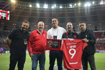 Leandro Damião recebe homenagem do Inter<!-- NICAID(16022128) -->