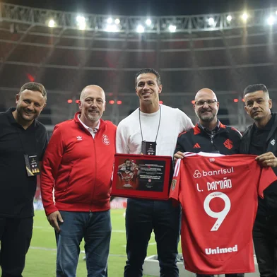 Leandro Damião recebe homenagem do Inter<!-- NICAID(16022128) -->