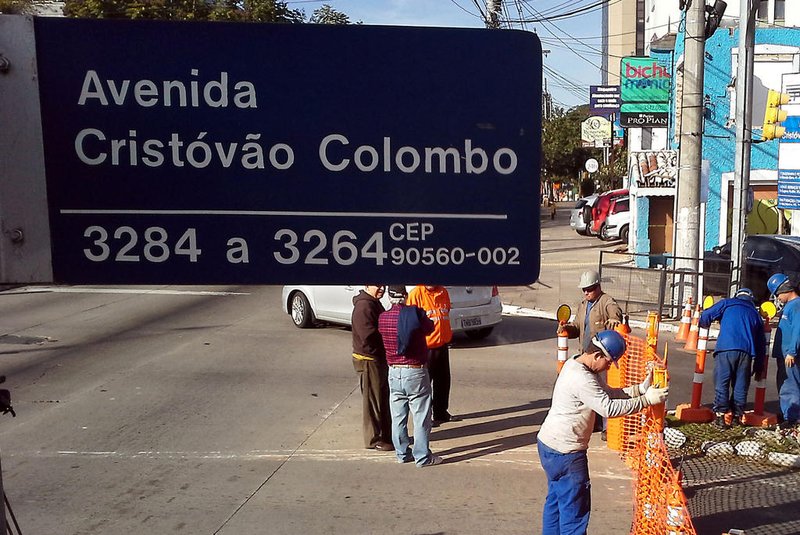 Porto Alegre, RS, 27/07/2013Cristovão Colombo já está bloqueada para obra de passagem de nívelFoto: Lucas Barroso/Divulgação PMPA<!-- NICAID(9619452) -->